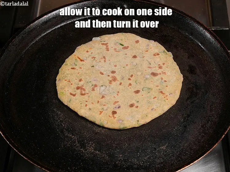 स्टेप 17 – इसे एक तरफ से पकने दें और फिर पलट दें।