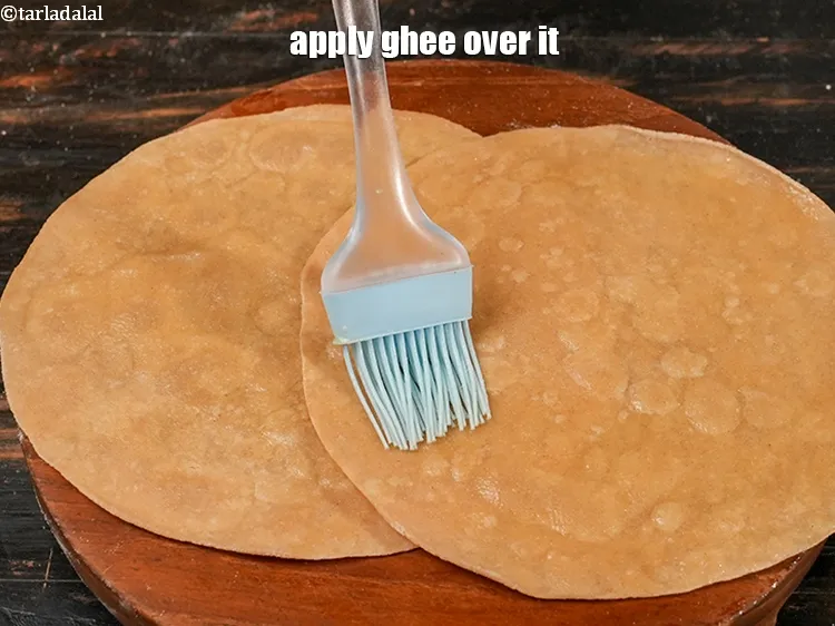 स्टेप 19 – इसके ऊपर घी लगाएं।