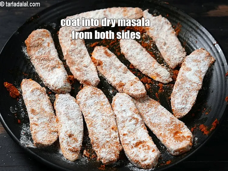 स्टेप 18 – फिर दोनों तरफ से सूखा मसाला लपेट लें।