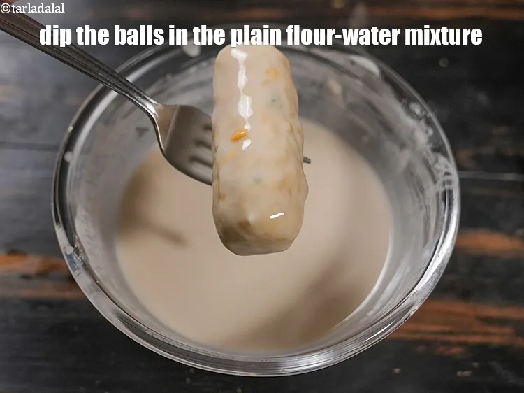स्टेप 18 – रोल&nbsp;को सादे आटे-पानी के मिश्रण में डुबोएं। &nbsp;