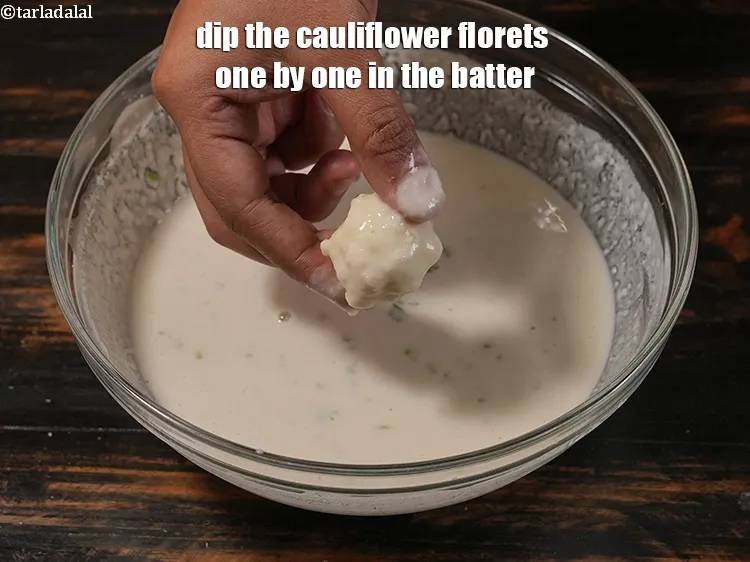 स्टेप 17 – <strong>क्रिस्पी फ्राइड गोभी</strong> बनाने के लिए, गोभी के फूलों को …