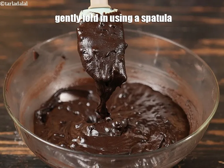 स्टेप 18 – एक स्पैटुला का उपयोग करके धीरे से मोड़ें।