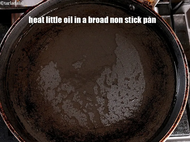 स्टेप 18 – एक चौड़े नॉन स्टिक पैन में थोड़ा तेल गरम करें।