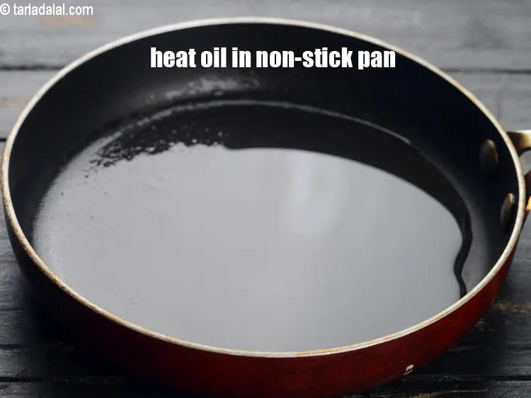 स्टेप 18 – एक छोटे नॉन स्टिक पैन में तेल गरम करें।
