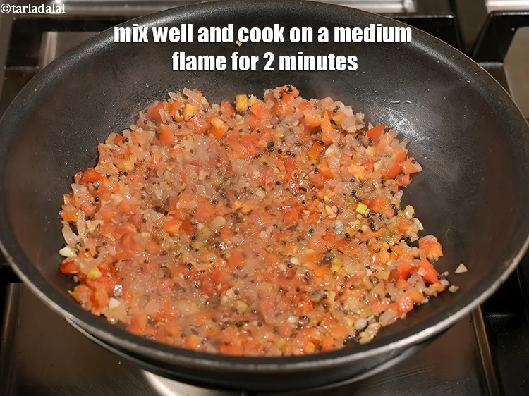 स्टेप 18 – अच्छी तरह मिलाएं और मध्यम आंच पर 2 मिनट तक …