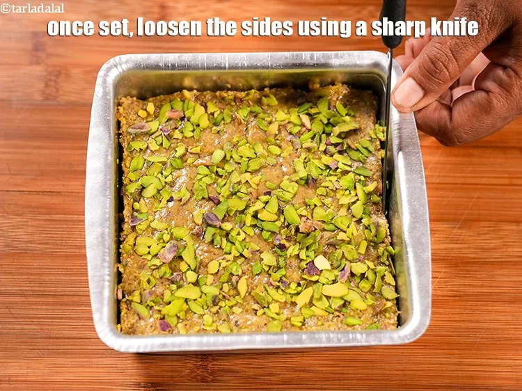 स्टेप 18 – एक बार जम जाने पर, तेज चाकू का उपयोग करके …