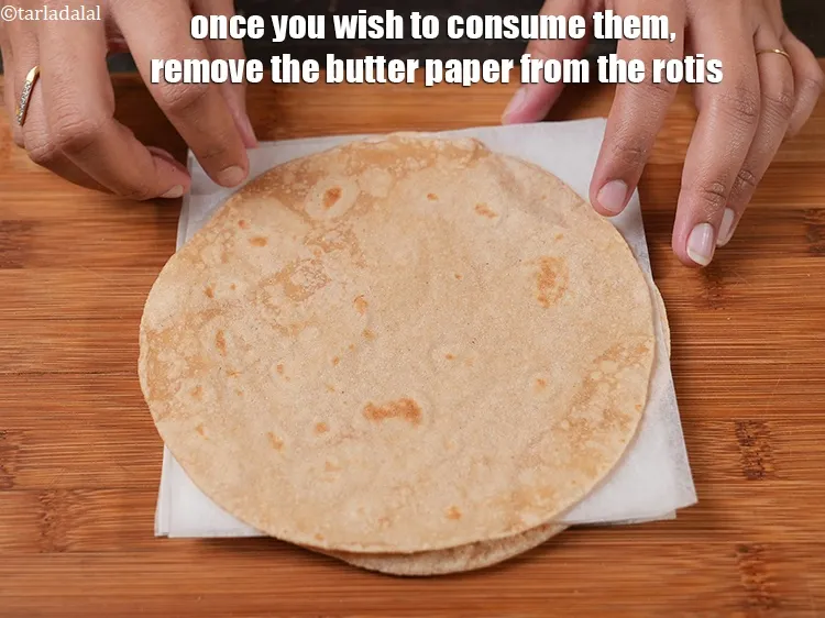 स्टेप 18 – जब आप इन्हें खाना चाहें तो रोटियों से बटर पेपर …