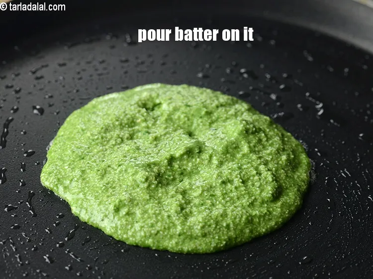 स्टेप 19 – इसके ऊपर एक कलछी से बैटर डालें।