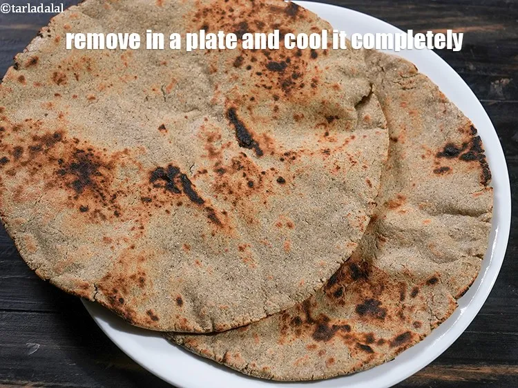 स्टेप 18 – एक प्लेट में निकाल कर पूरी तरह ठंडा कर लें।