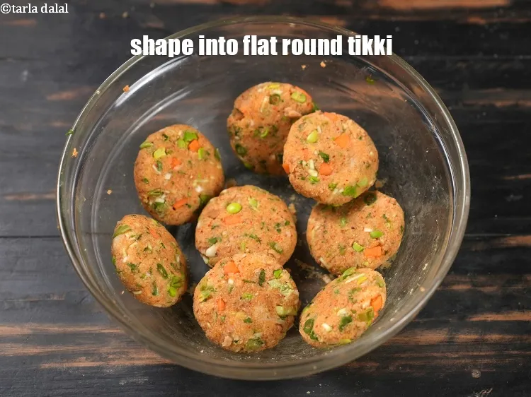 स्टेप 18 – प्रत्येक भाग को चपटी गोल टिक्की का आकार दें।