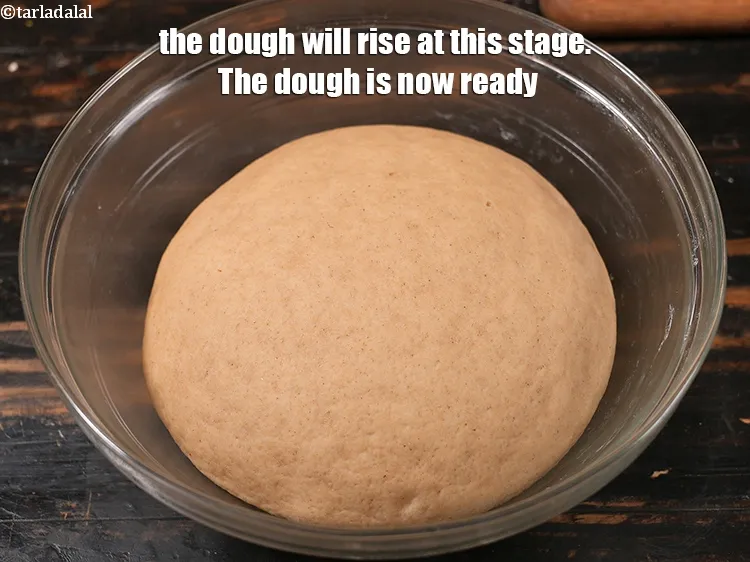 स्टेप 18 – इस अवस्था में आटा फूल जाएगा। अब आटा तैयार है।&nbsp;