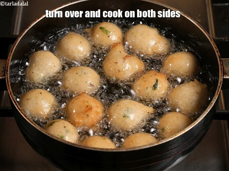 स्टेप 17 – पलट दें और दोनों तरफ से पकाएं। धीमी मध्यम आंच …