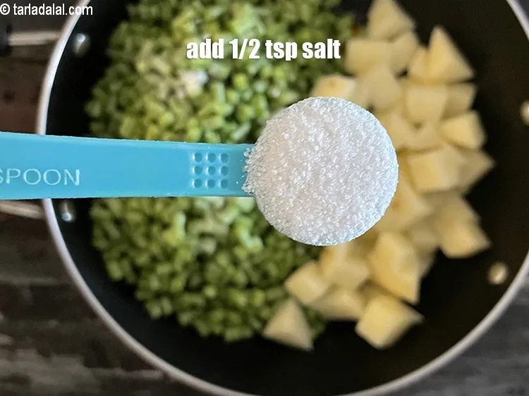 स्टेप 18 – स्वादानुसार नमक डाला है। हमने 1/2 टी-स्पून नमक डाला है।&nbsp;&nbsp;