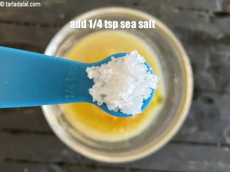 स्टेप 18 – स्वादानुसार समुद्री नमक डालें।&nbsp;हमने १/४ टी-स्पून समुद्री नमक डाला है।