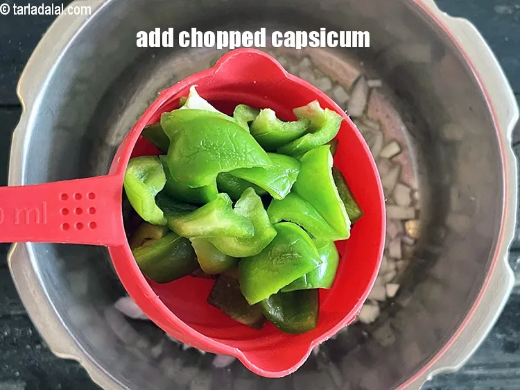 स्टेप 18 – १/२ कप&nbsp;बारीक&nbsp;<a href=""https://www.tarladalal.com/glossary-chopped-capsicum-hindi-164i"">कटी हुई शिमला मिर्च</a>&nbsp;<span style=""font-size:11.0pt""><span style=""background-color:white""><span style=""font-family:&quot;Nirmala UI&quot;,sans-serif""><span …