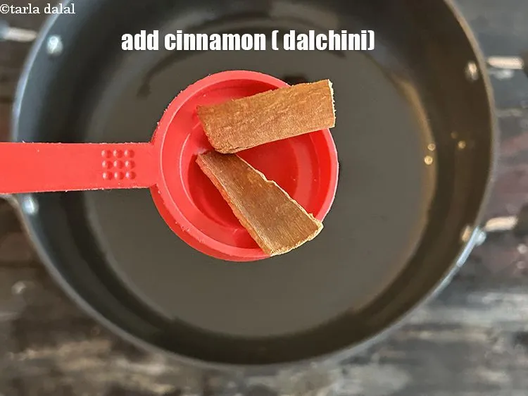 स्टेप 18 – २&nbsp;<a href=""https://www.tarladalal.com/glossary-cinnamon-dalchini-hindi-346i"">दालचीनी</a>&nbsp;के टुकड़े&nbsp;<span style=""font-size:11pt""><span style=""font-family:Calibri,sans-serif""><span style=""background-color:white""><span style=""font-family:&quot;Nirmala UI&quot;,sans-serif""><span style=""color:black"">डालें।</span></span></span></span></span>