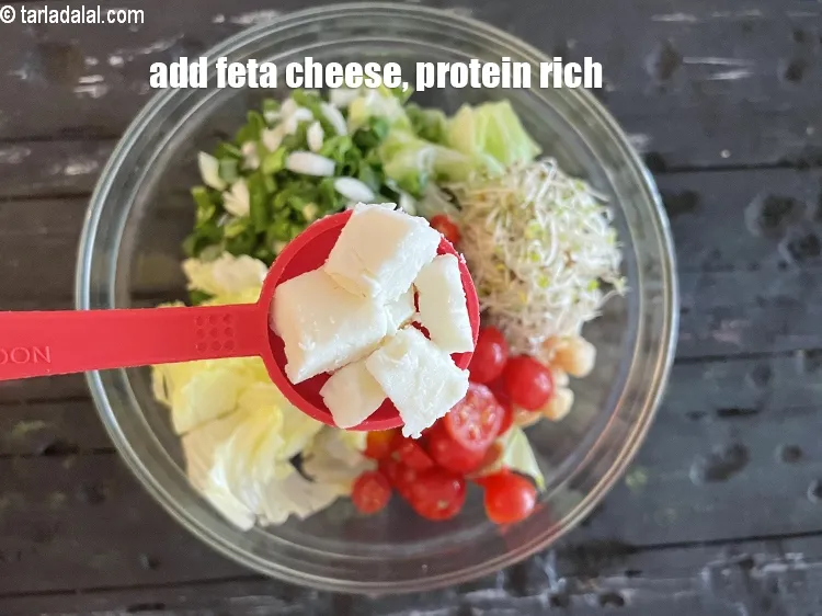 स्टेप 35 – २ टेबल-स्पून&nbsp;<a href=""https://www.tarladalal.com/glossary-feta-cheese-cubes-hindi-2665i"">क्यूब किया हुआ फेटा चीज़</a>&nbsp;डालें।&nbsp;