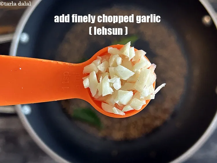 स्टेप 18 – १ टी-स्पून&nbsp;बारीक&nbsp;<a href=""https://www.tarladalal.com/glossary-chopped-garlic-hindi-790i"">कटा हुआ लहसुन</a>&nbsp;डालें।
