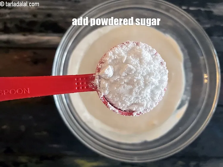 स्टेप 19 – २ टेबल-स्पून&nbsp;<a href=""https://www.tarladalal.com/glossary-powdered-sugar-hindi-280i"">पिसी हुई चीनी</a>&nbsp;डालें।&nbsp;&nbsp;