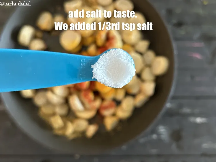 स्टेप 19 – स्वादानुसार नमक डालें। हमने 1/3 टी-स्पून नमक डाला है।&nbsp;
