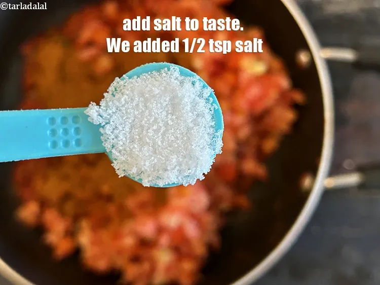 स्टेप 26 – स्वादानुसार नमक डालें।&nbsp;हमने 1/2 &nbsp;टी-स्पून नमक डाला है।&nbsp;