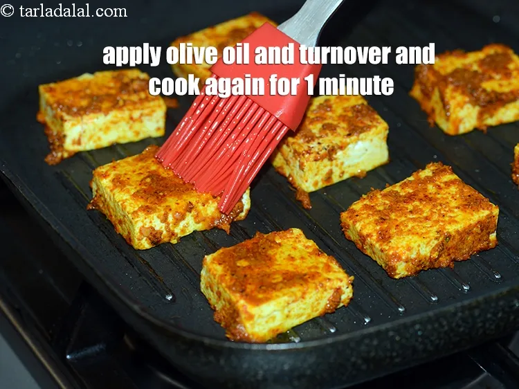 स्टेप 18 – १&nbsp;टेबल-स्पून&nbsp;<a href=""https://www.tarladalal.com/glossary-olive-oil-hindi-451i"">जैतून का तेल</a>&nbsp;लगाएं और फिर से तेज आंच पर …