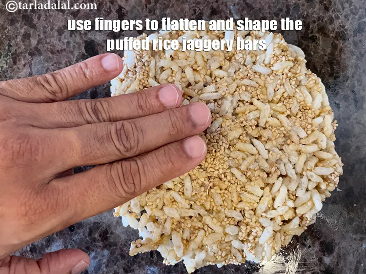 स्टेप 18 – मुरमुरा तिल चिक्की को चपटा और आकार देने के लिए …