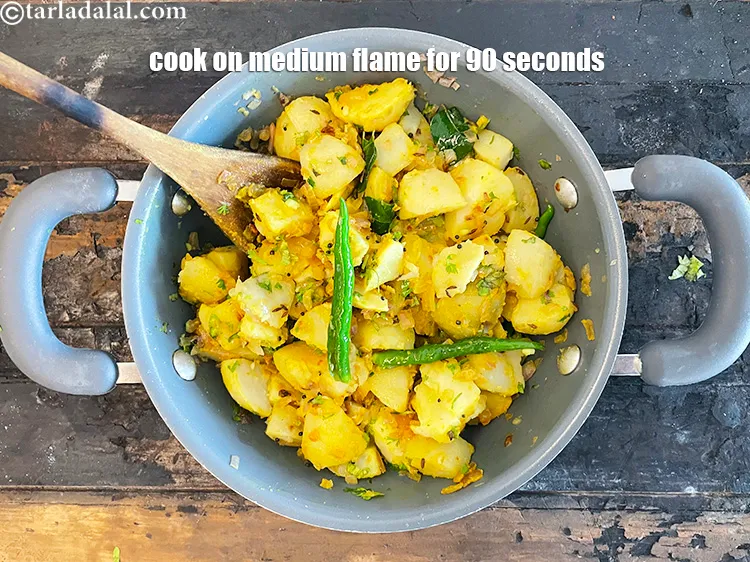 स्टेप 25 – <strong>बटाटा भाजी रेसिपी&nbsp;|&nbsp;महाराष्ट्रियन बटाटयाची भाजी&nbsp;|&nbsp;सुखा आलू की सब्जी&nbsp;|&nbsp;सूखे आलू की …