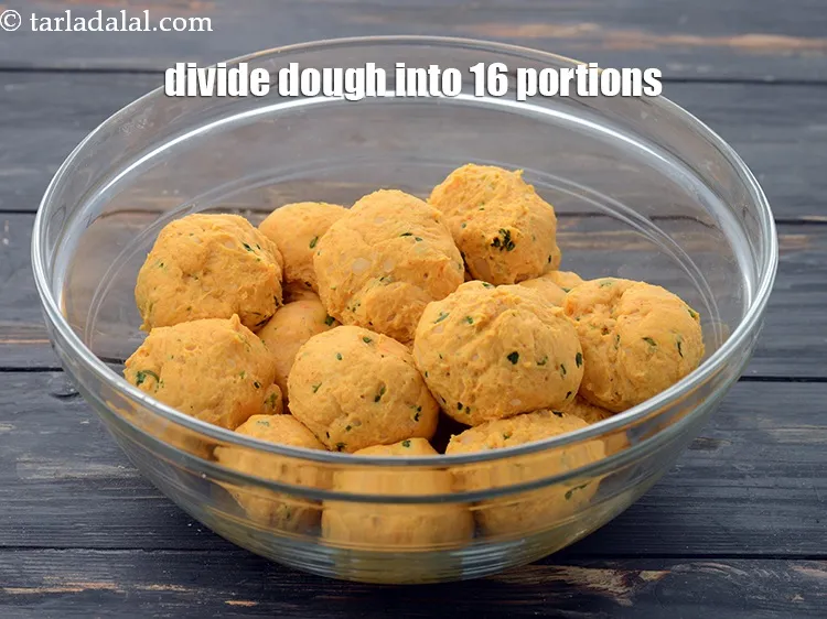 स्टेप 18 – आटे को 16 बराबर भागों में बाँट लें।