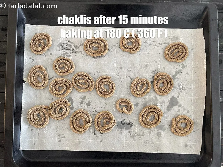 स्टेप 18 – 15 मिनिट तक बेक करने के बाद चकली ऐसी दिखेंगी।