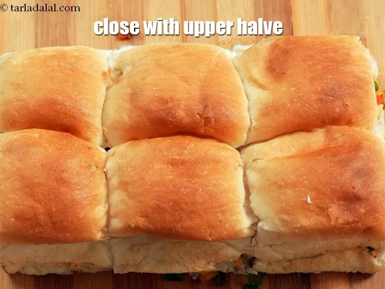 Step 19 – Close with the upper halve of the bread with the cheese spread side facing downwards.&nbsp;