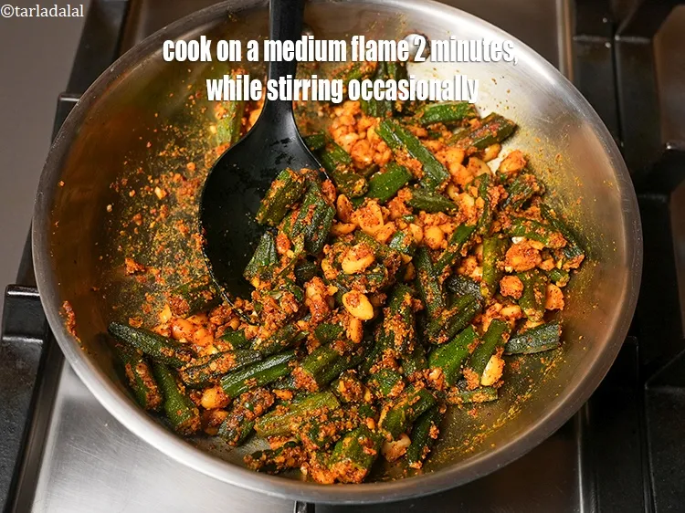 स्टेप 23 – मध्यम आंच पर बीच-बीच में हिलाते हुए 2 मिनट तक …