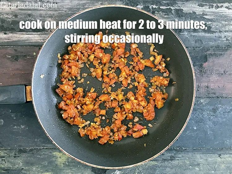 स्टेप 24 – बीच-बीच में हिलाते हुए मध्यम आंच पर 2 से 3 …