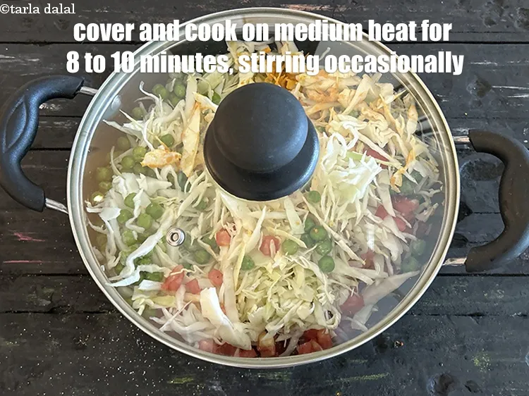 स्टेप 18 – ढककर 8 से 10 मिनट तक पकाएं.&nbsp;बीच-बीच में हिलाएं।