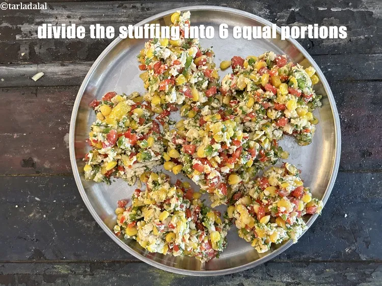 स्टेप 18 – स्टफिंग को 6 बराबर भागों में बाँट लें और एक …