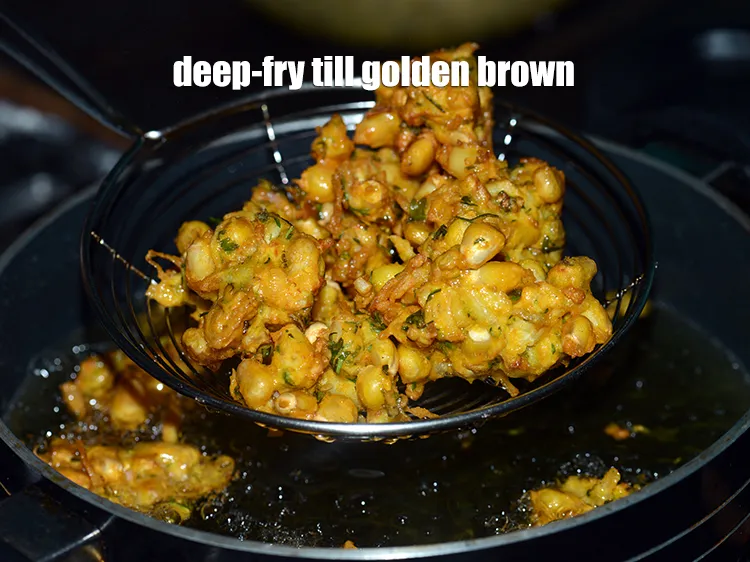 Step 18 – Deep-fry till they turn golden brown in colour from all the sides.&nbsp;