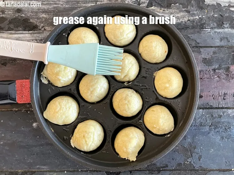 स्टेप 24 – अप्पे के किनारों को ब्रश से एक बार और चिकना …