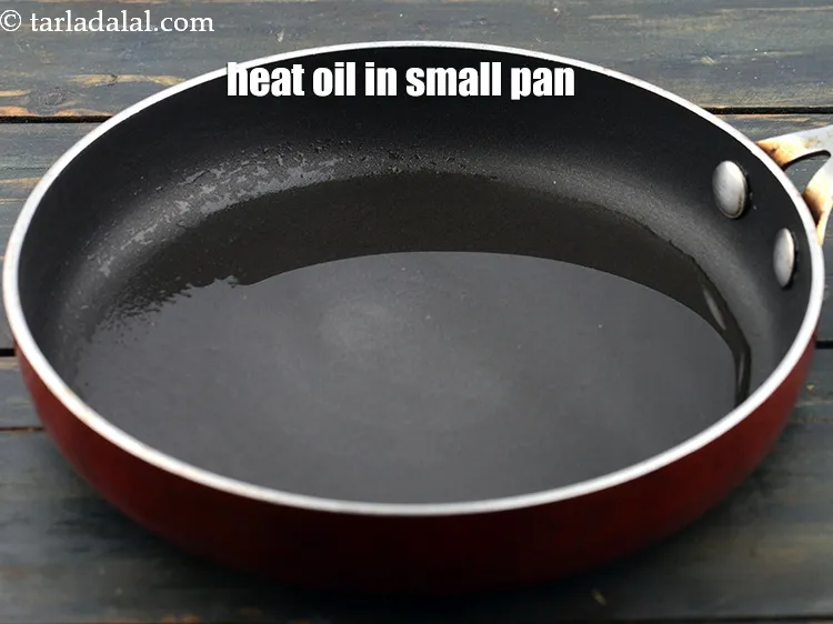 स्टेप 19 – एक छोटे नॉन-स्टिक पैन में बचा हुआ १&nbsp;टेबल-स्पून&nbsp;<a href=""https://www.tarladalal.com/glossary-oil-hindi-671i"">तेल</a> गरम …