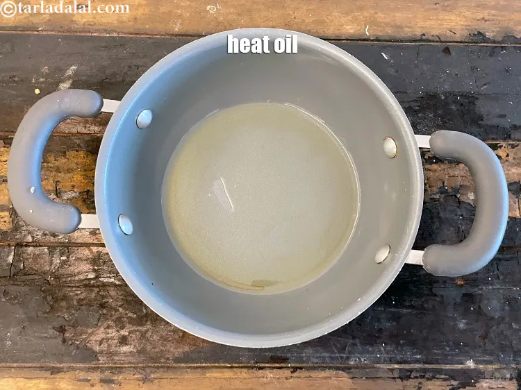 स्टेप 18 – एक गहरे नॉन-स्टिक पैन में २ टेबल-स्पून तेल गरम करें।