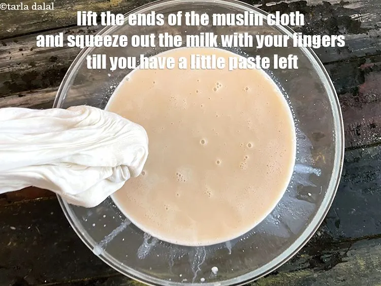 स्टेप 19 – मलमल के कपड़े के सिरों को एक साथ उठाएं और …