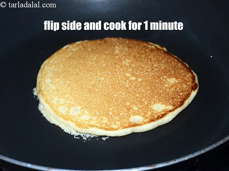 स्टेप 18 – इसे पलटें और 1 मिनट तक पकाएं।&amp;nbsp;
