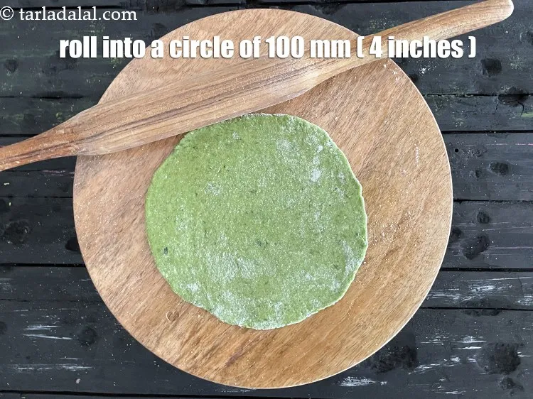 स्टेप 18 – आटे के एक भाग को १०० मि। मी। (४&rdquo;) व्यास …