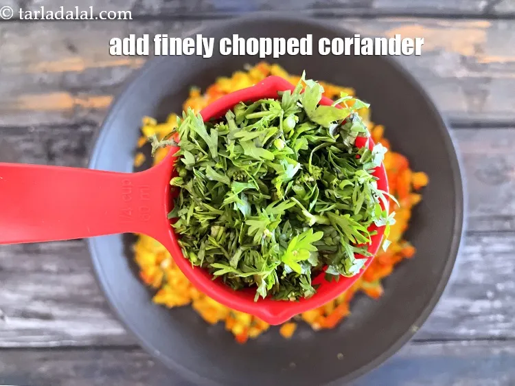 स्टेप 20 – १/४ कप&nbsp;बारीक&nbsp;<a href=""https://www.tarladalal.com/glossary-chopped-coriander-hindi-783i"">कटा हुआ धनिया</a>&nbsp;डालें&nbsp;।