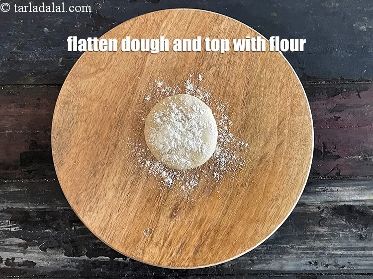 स्टेप 18 – आटे को चकले पर फैलाकर उस पर आटा छिड़कें।&nbsp;