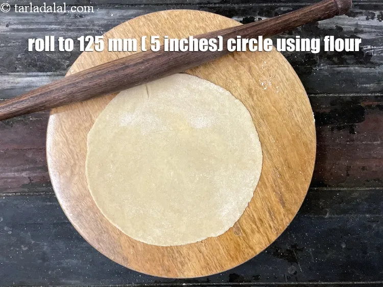 Step 27 – <meta charset="UTF-8" /> Roll &nbsp;the dough &nbsp;into a <strong>125&nbsp;mm. (5&rdquo;) </strong>diameter circle using a little …