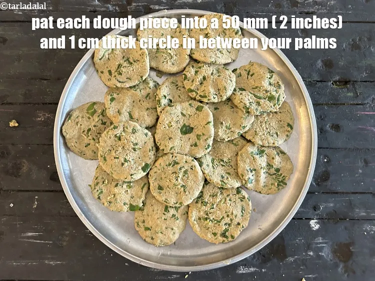 स्टेप 18 – प्रत्येक आटे के टुकड़े को अपनी हथेलियों के बीच थपथपाएँ …