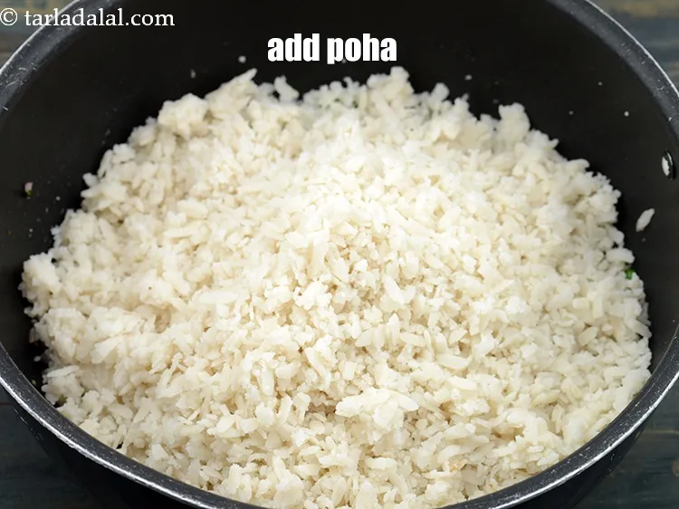 स्टेप 18 – <a href=""https://www.tarladalal.com/glossary-beaten-rice-poha-rice-flakes-flaked-rice-hindi-536i"">पोहा</a> डालें।