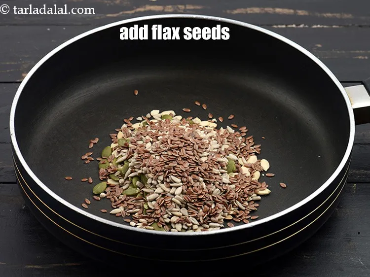 स्टेप 18 – 1 टेबल्स्पून कच्चे&nbsp;&nbsp;<a href=""https://www.tarladalal.com/glossary-flax-seeds-alsi-alsi-seeds-alsi-ke-beej-hindi-1598i"" target=""_blank"">अलसी के बीज</a>&nbsp;डालें ।