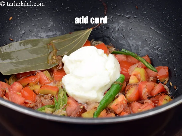 स्टेप 18 – १/४ कप&nbsp;कप&nbsp;<a href=""https://www.tarladalal.com/glossary-curd-dahi-yogurt-yoghurt-hindi-383i"">दही</a>&nbsp;डालें।&nbsp;&nbsp;