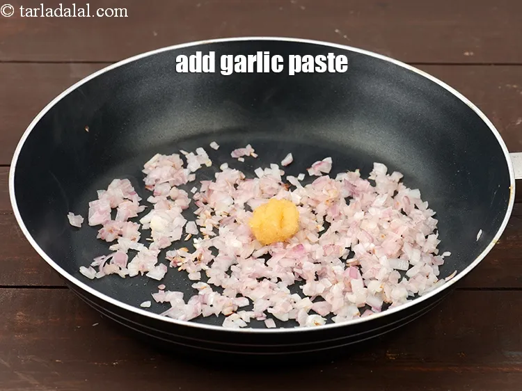 Step 20 – Add 1 tsp <a href="https://www.tarladalal.com/glossary-garlic-paste-lehsun-ki-paste-lahsun-ki-paste-350i">garlic (lehsun) paste</a>.